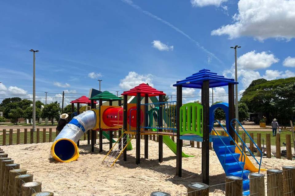 Parques infantis começam a ser instalados por meio do “Governo na Cidade” 