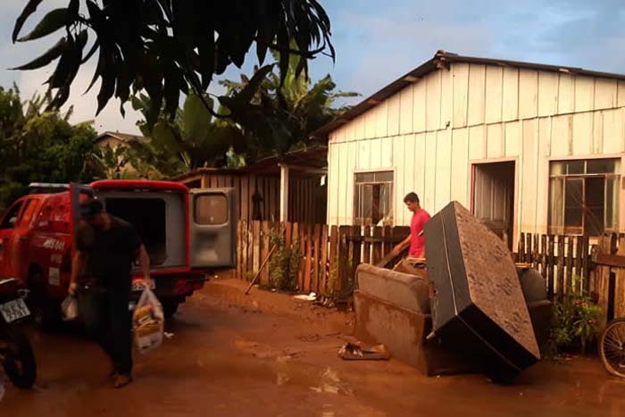 Loja Maçônica e Corpo de Bombeiros distribuem cestas básicas para famílias atingidas pela enchente