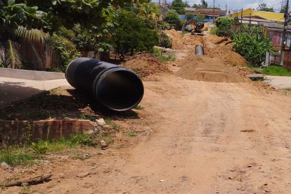 Prefeitura constrói rede de drenagem na rua Gardênia