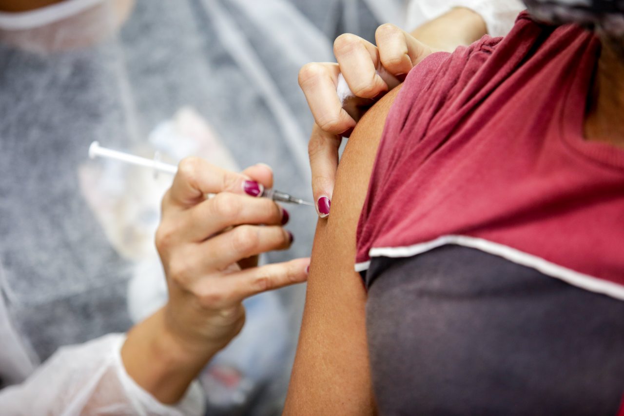 Esquema vacinal completo e doses de reforço são imprescindíveis para proteger contra a doença, diz Agevisa