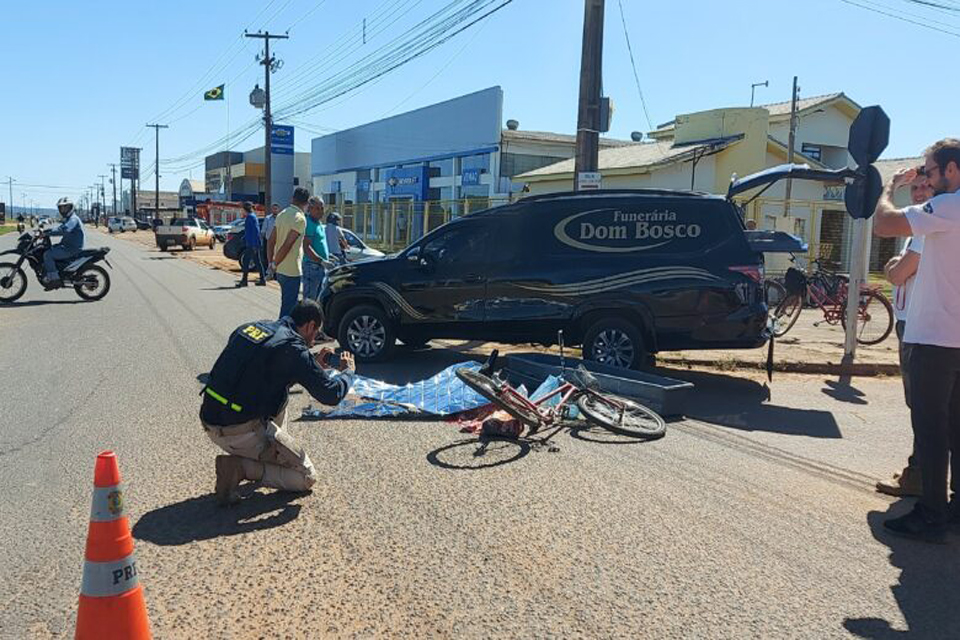 Ciclista morre esmagado por carreta em avenida de Vilhena