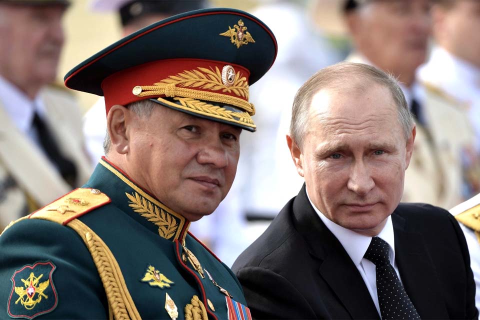 Vladimir Putin nega ter iniciado guerra e diz que Rússia apenas se defende