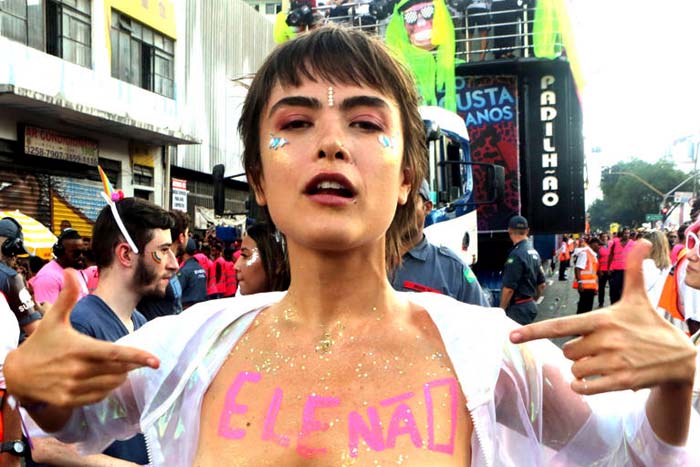 Maria Casadevall comenta protesto de topless: 'Confronte o que te prende'