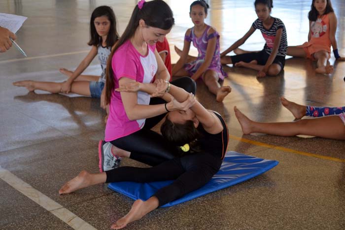 Meninas participam de seletiva de ginástica rítmica em Vilhena 