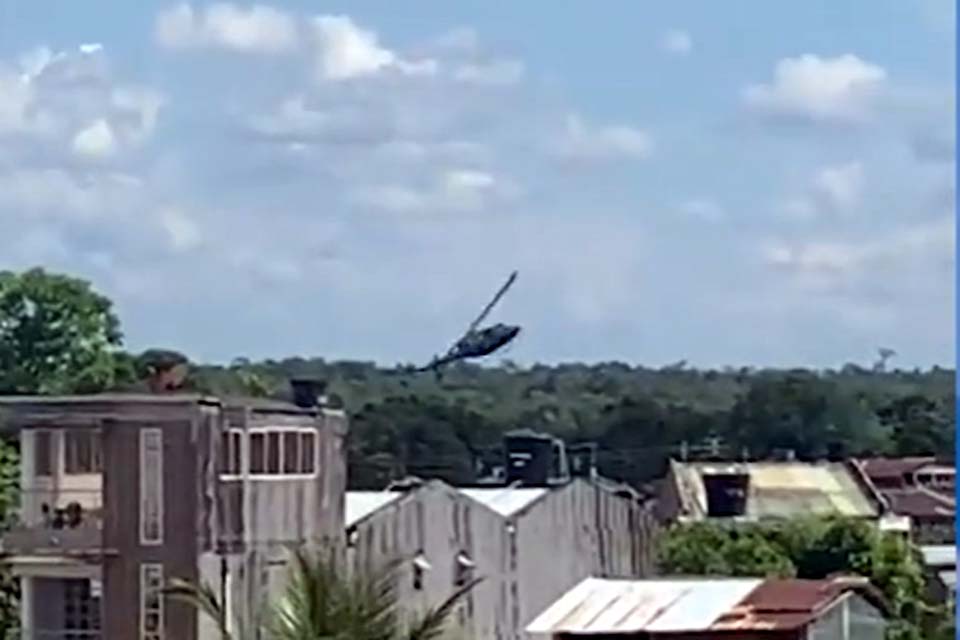 Helicóptero do Exército colombiano cai em área urbana na Colômbia