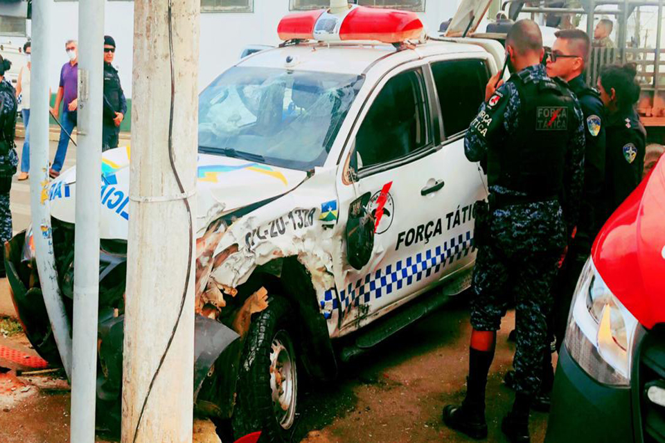 Colisão entre viatura da força tática e caminhonete deixa Policiais feridos
