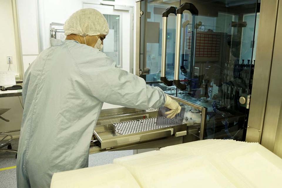 Fiocruz entrega vacinas contra covid-19 produzidas no Brasil