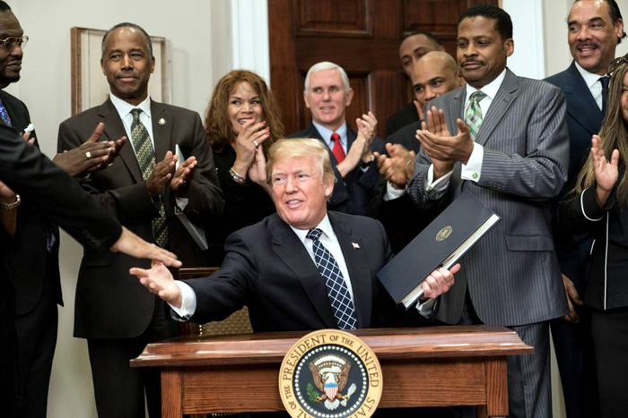  Trump é confrontado no Salão Oval: 'Presidente, o sr. é racista?'