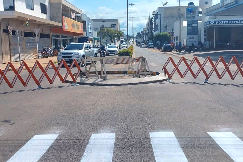 AMT implanta mini rotatória na avenida Maringá; intervenção incluiu ampliação da sinalização de trânsito