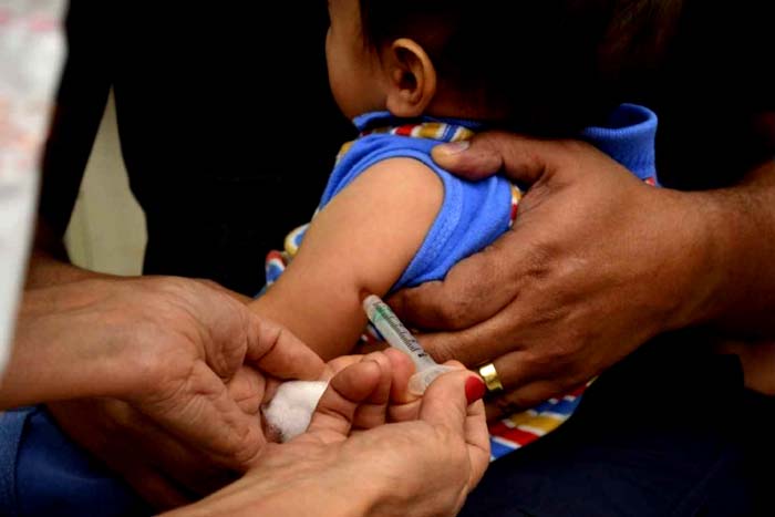 Por baixo estoque, apenas crianças estão sendo vacinadas contra o sarampo 
