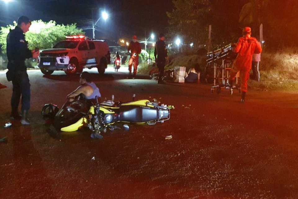 Três pessoas ficam feridas em colisão entre motocicletas 
