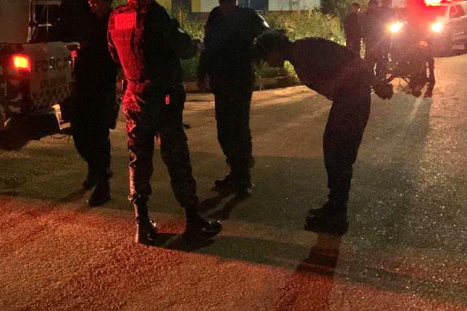 Dupla é presa com moto roubada após perseguição e tiroteio na zona sul