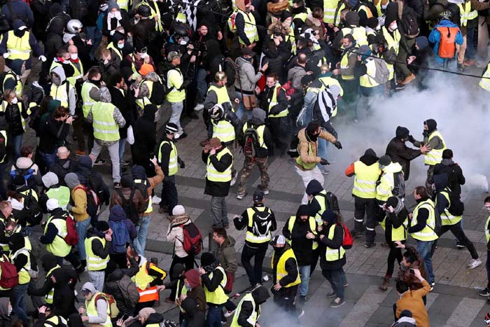 Manifestante dos 'coletes amarelos' morre na França