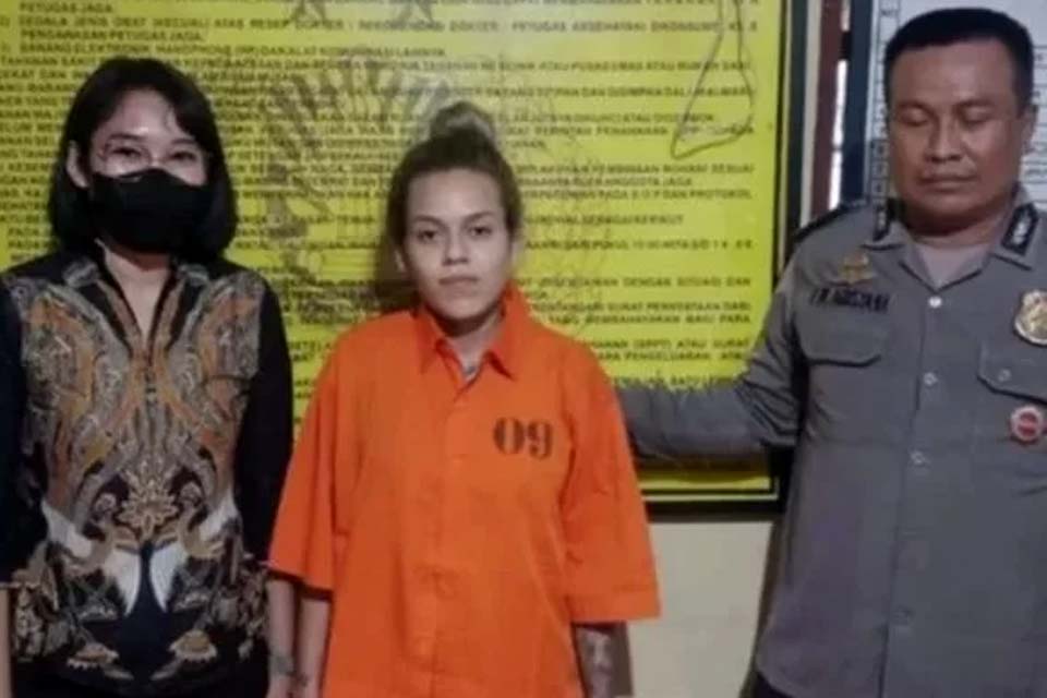 Indonésia pede que brasileira presa com cocaína receba pena de 12 anos