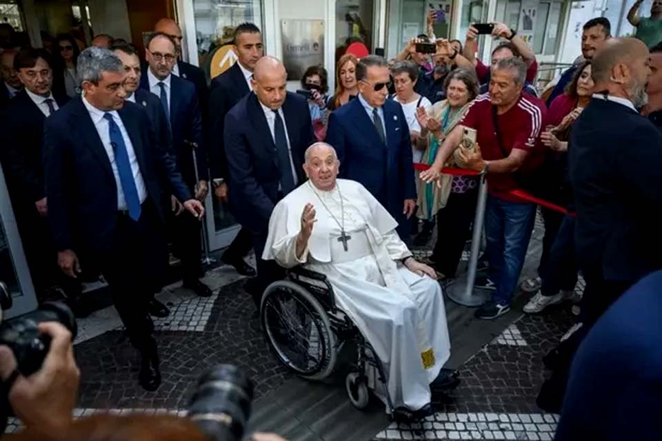 Papa Francisco recebe alta após ser internado para cirurgia em Roma