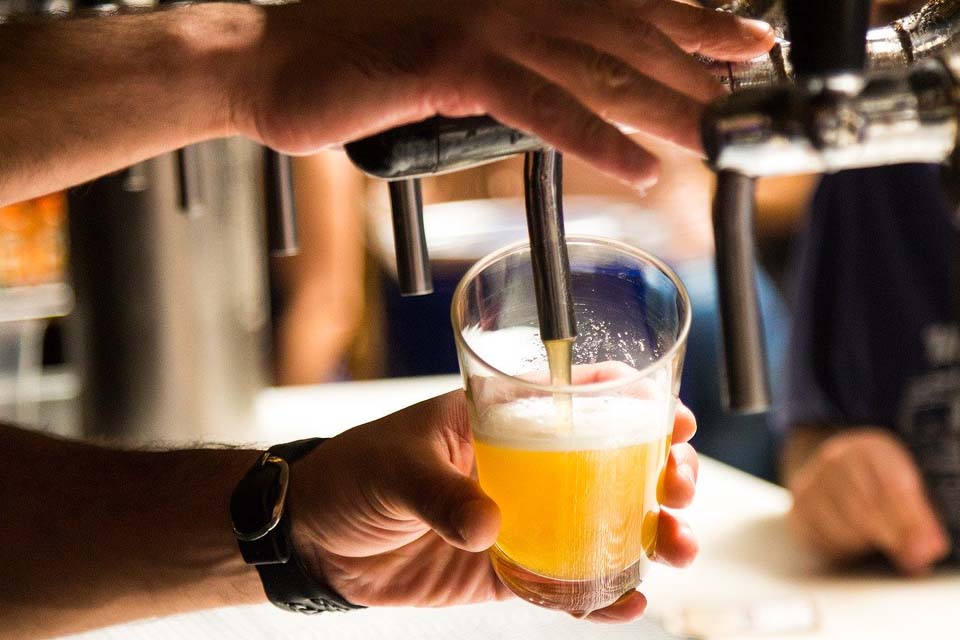 Prefeitura divulga novo decreto e proíbe consumo de bebidas em estabelecimentos