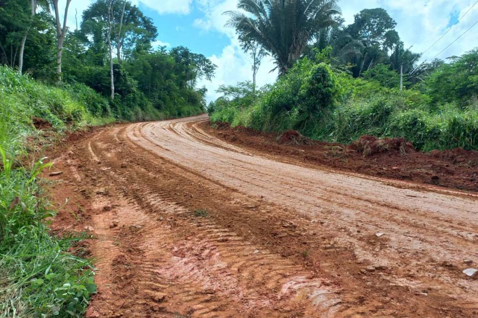 Prefeitura segue com serviços de recuperação de estradas rurais do município
