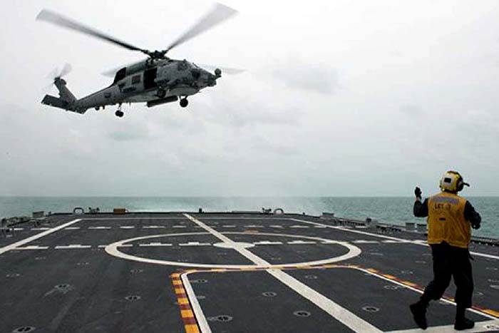 Helicóptero da Marinha dos EUA cai e colide com porta-aviões