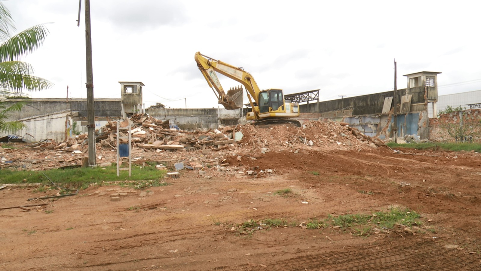 Sejus realiza demolição de antigo presídio em Ariquemes após ser acionada na Justiça de Rondônia