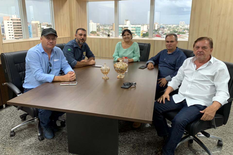 Chefe de Gabinete do deputado Jena Mendonça, Irma Fogaça recebe Prefeito e Assessores de Itapuã Do Oeste