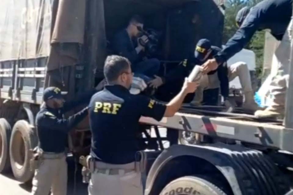 PRF apreende 165 kg de cocaína que estava em um caminhão