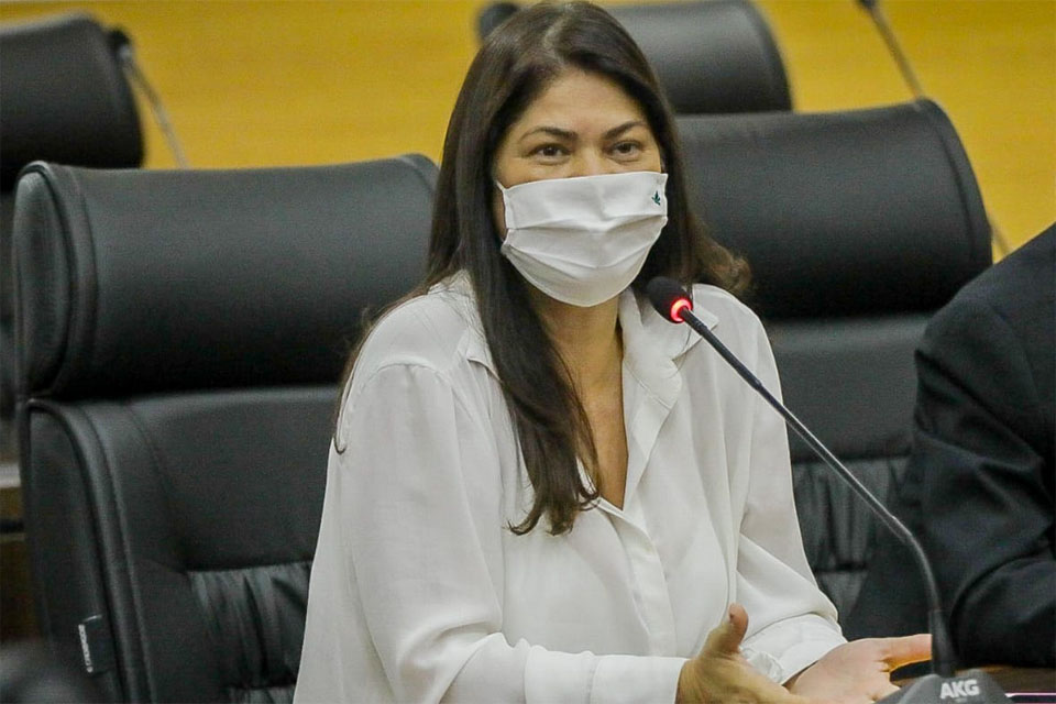 Deputada Cássia destina recurso para reforma da praça municipal de Vale do Anari