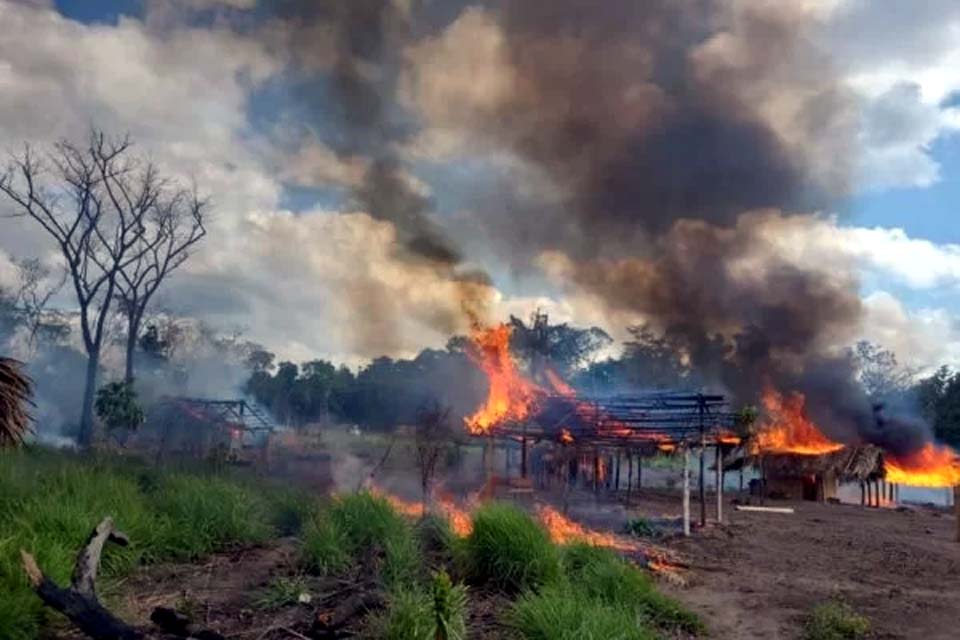 Operação destrói acampamentos de invasores em terra indígena no Pará