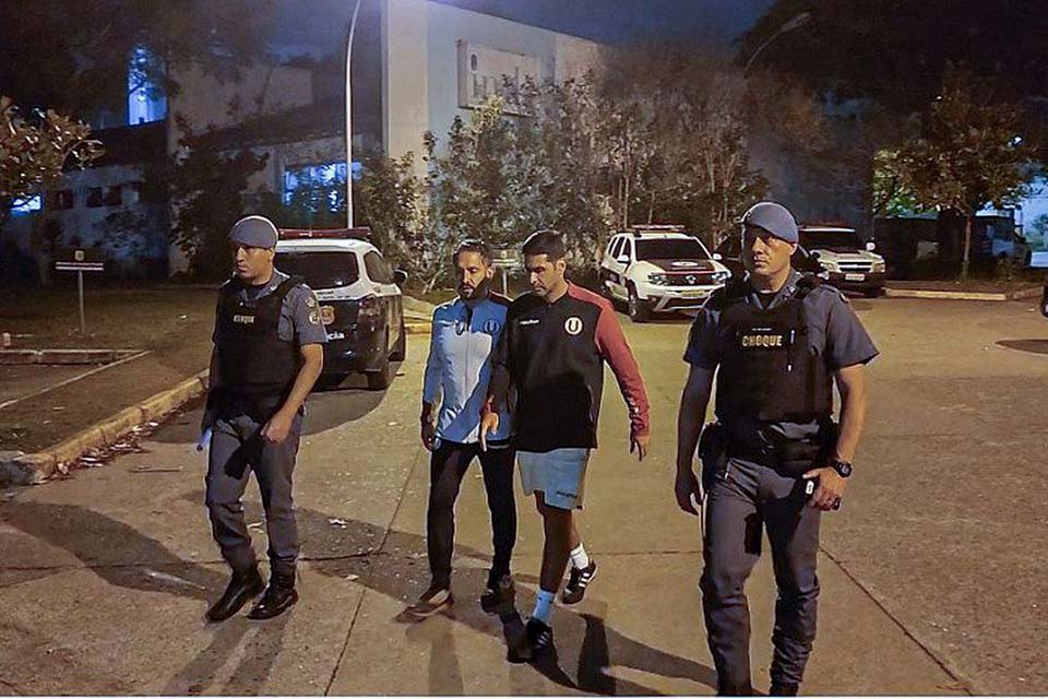 Preparador físico uruguaio é preso por racismo em jogo do Corinthians