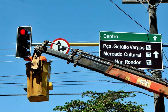 Semtran restaura três semáforos da Jorge Teixeira que foram danificados por queda de energia