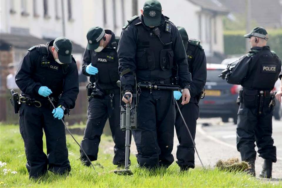 Polícia da Irlanda do Norte encontra bombas artesanais pouco antes da chegada de Biden