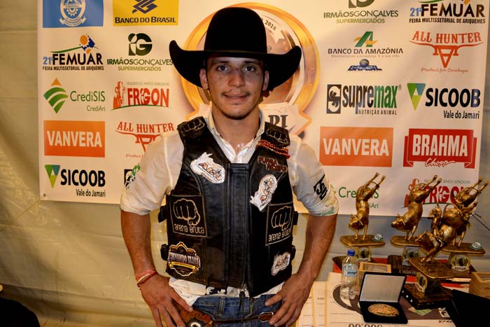 Peão de 19 anos é tetra campeão na arena de rodeios em Touros da Expoari