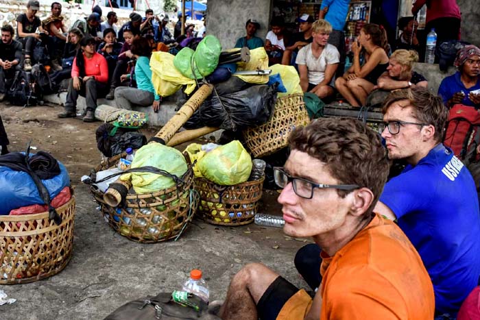 Montanhistas isolados após tremor são resgatados na Indonésia