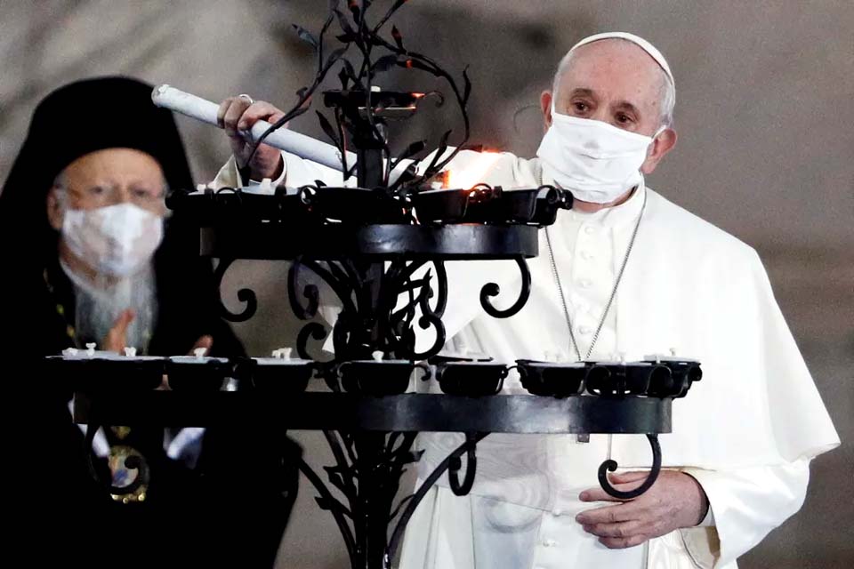Papa Francisco usa máscara pela primeira vez em público