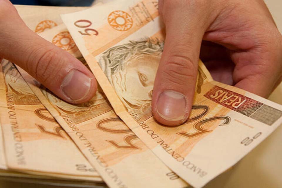 Prefeitura paga 13° salário dos servidores e mais de R$ 3 milhões são injetados na economia