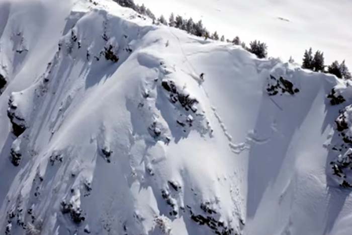 Esquiador tenta descer montanha e é surpreendido por avalanche 