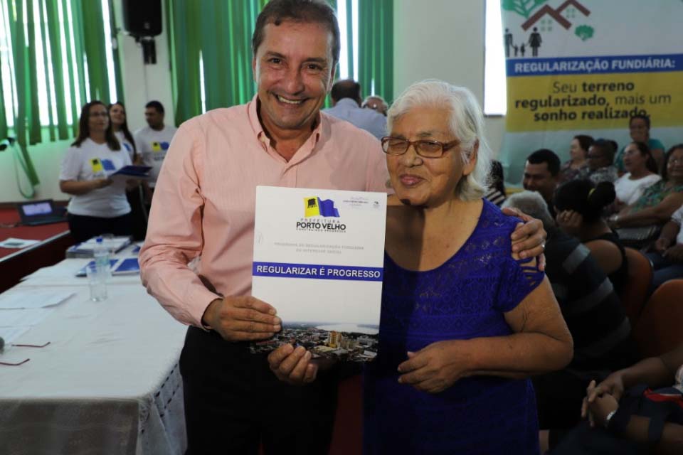Prefeito Hildon Chaves entrega escrituras públicas definitivas para 150 famílias