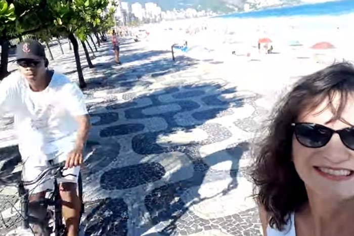 Homem furta celular de mulher que fazia selfie no Rio