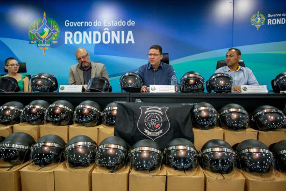 Governador Marcos Rocha entrega capacetes anti-tumulto ao Grupo de Ações Penitenciárias Especiais