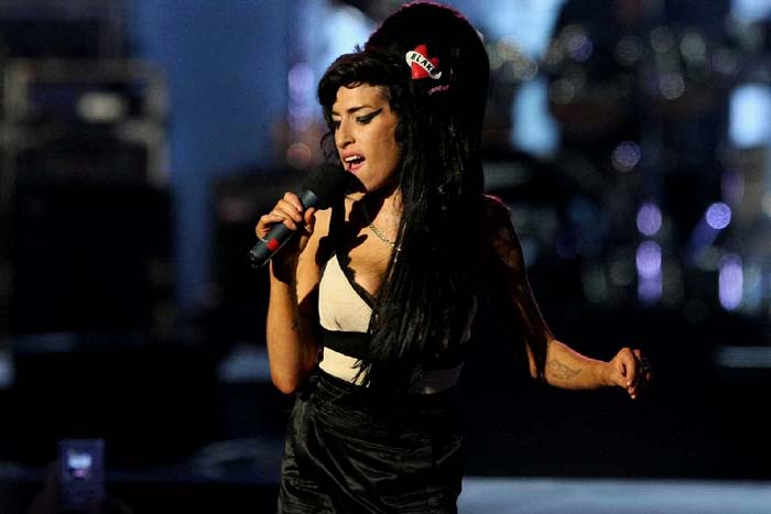 Pai de Amy Winehouse confessa que fantasma da filha ainda o visita
