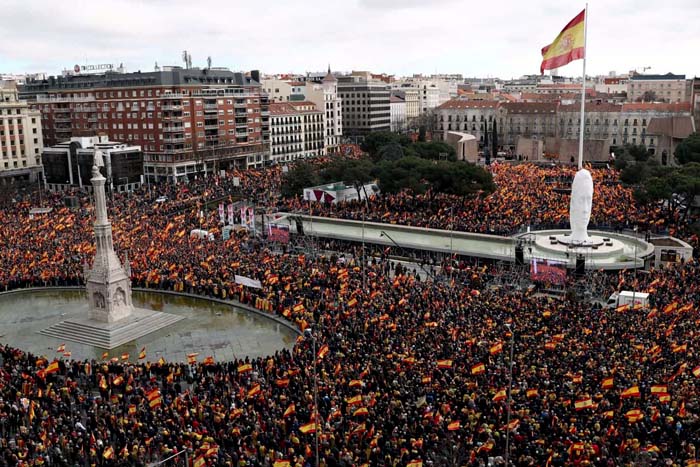 Direita sai às ruas na Espanha para pedir eleições