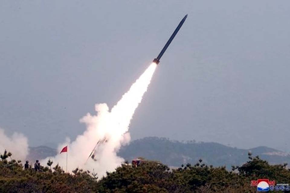 Coreia do Norte dispara míssil e Japão pede que cidadãos procurem abrigo