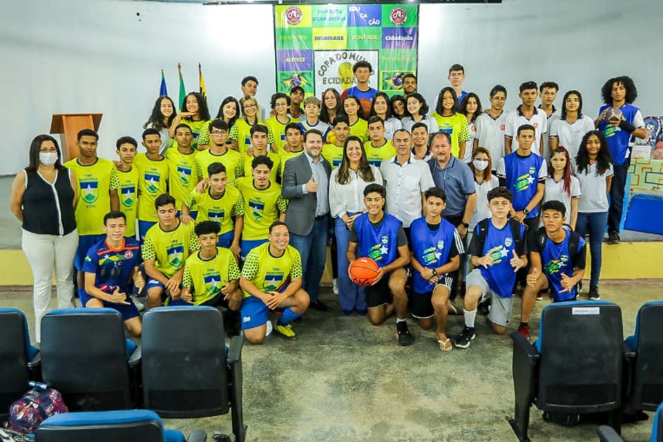 Escola Major Guapindaia recebe material esportivo através de emenda do presidente da Assembleia