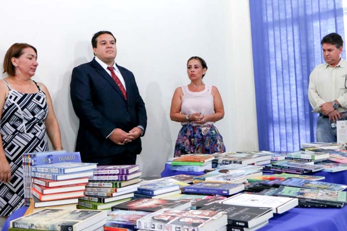 TRT doa livros para Biblioteca Municipal 