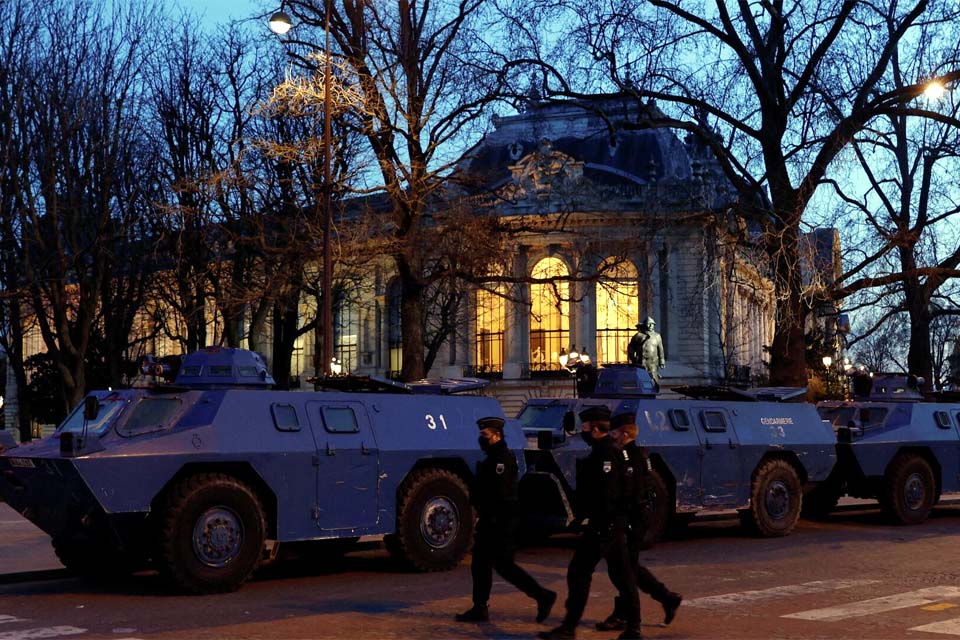 Emmanuel Macron ordena uso de blindados para conter protestos na França