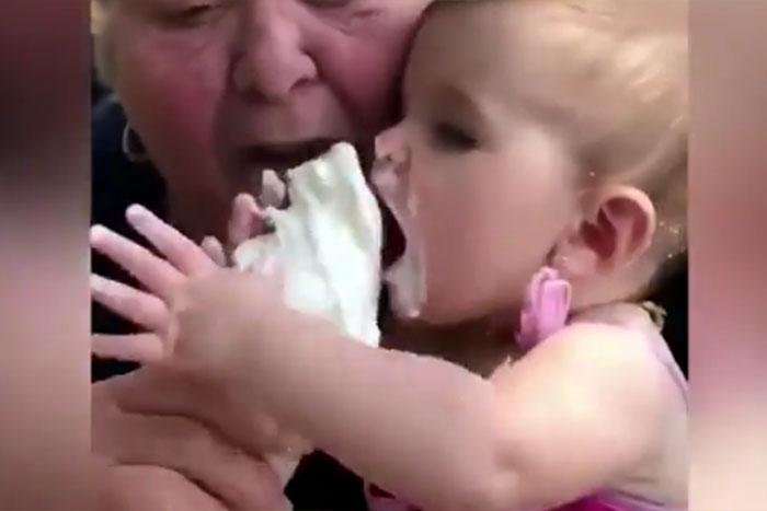 Menina prova sorvete pela primeira vez e se apaixona