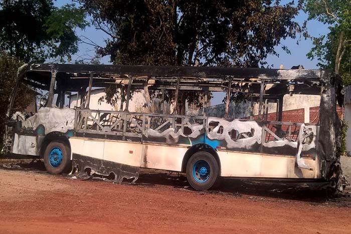 Ônibus que atende crianças de projeto social é incendiado