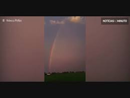 Motorista registra tempestade de raios ao lado de arco íris 