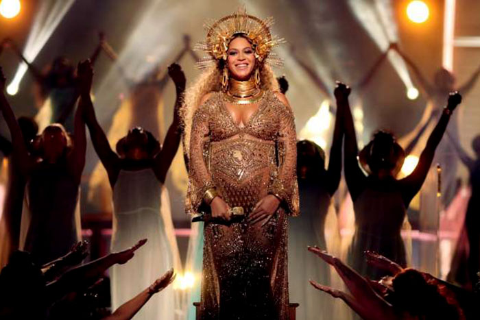 Beyoncé exibe barrigão de grávida no palco do Grammy 2017 