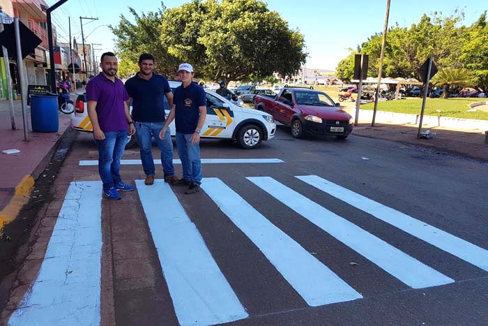 Comtran revitaliza pintura de faixas de pedestres