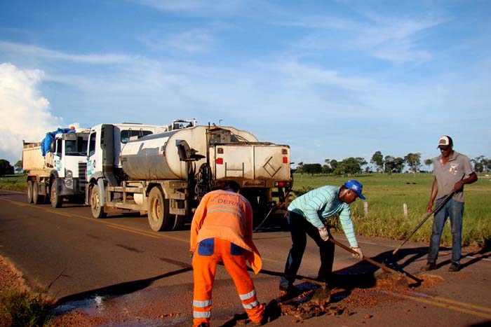 Quatro frentes de serviços atuam na melhoria das estradas da região de Cacoal